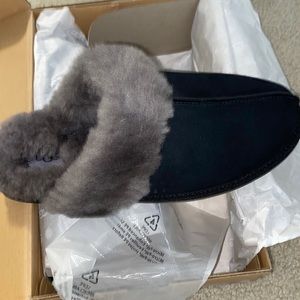 Ugg slippers womens size 11 or mens size 10 nwt